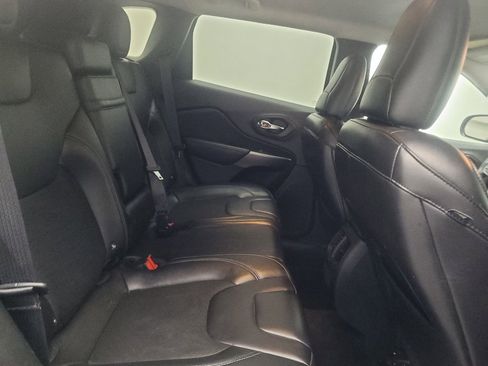 Used 2019 Jeep Cherokee Latitude Plus w/ Comfort/Convenience Group FWD image 19