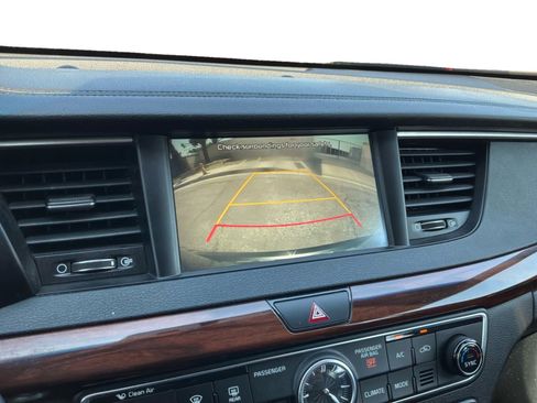 Used 2017 Kia Cadenza Premium w/ Luxury Package FWD image 13