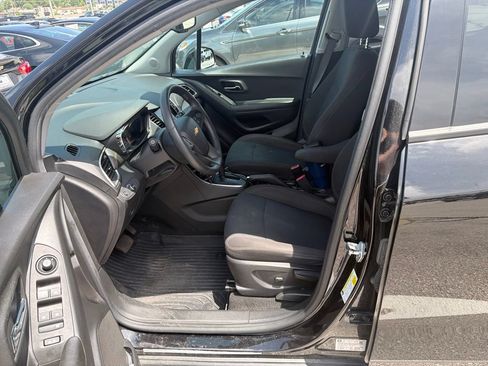 Used 2022 Chevrolet Trax LS w/ Tint and Cruise Package AWD/4WD image 6