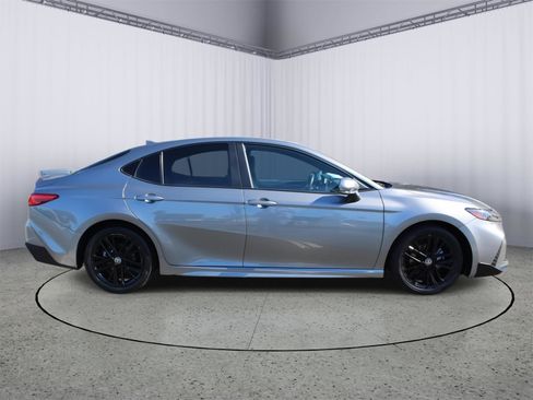Used 2025 Toyota Camry SE image 9