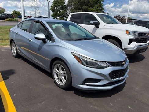 Used 2017 Chevrolet Cruze LT FWD image 1