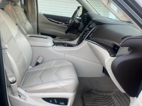 Used 2016 Cadillac Escalade Luxury AWD/4WD image 9