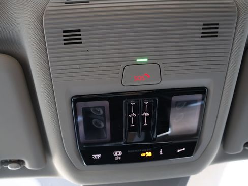Used 2025 Volkswagen Atlas SEL AWD/4WD image 44