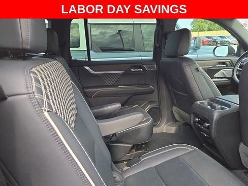 Used 2025 GMC Acadia Denali w/ Super Cruise Package FWD image 23
