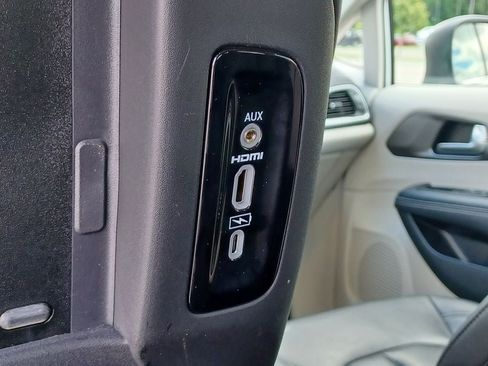 Used 2023 Chrysler Pacifica Touring-L w/ Uconnect Theater Family Group AWD/4WD image 32