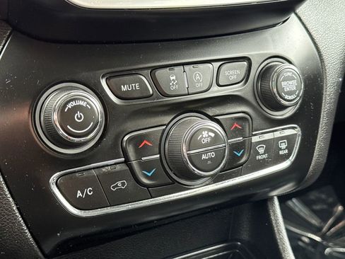 Used 2019 Jeep Cherokee Latitude Plus image 22