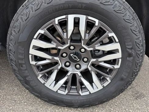 Used 2025 Chevrolet Suburban Z71 AWD/4WD image 8