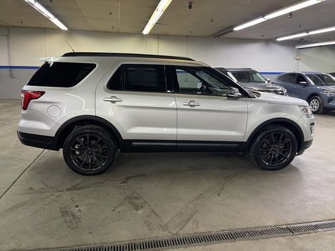 Used 2019 Ford Explorer XLT w/ Equipment Group 202A image 8