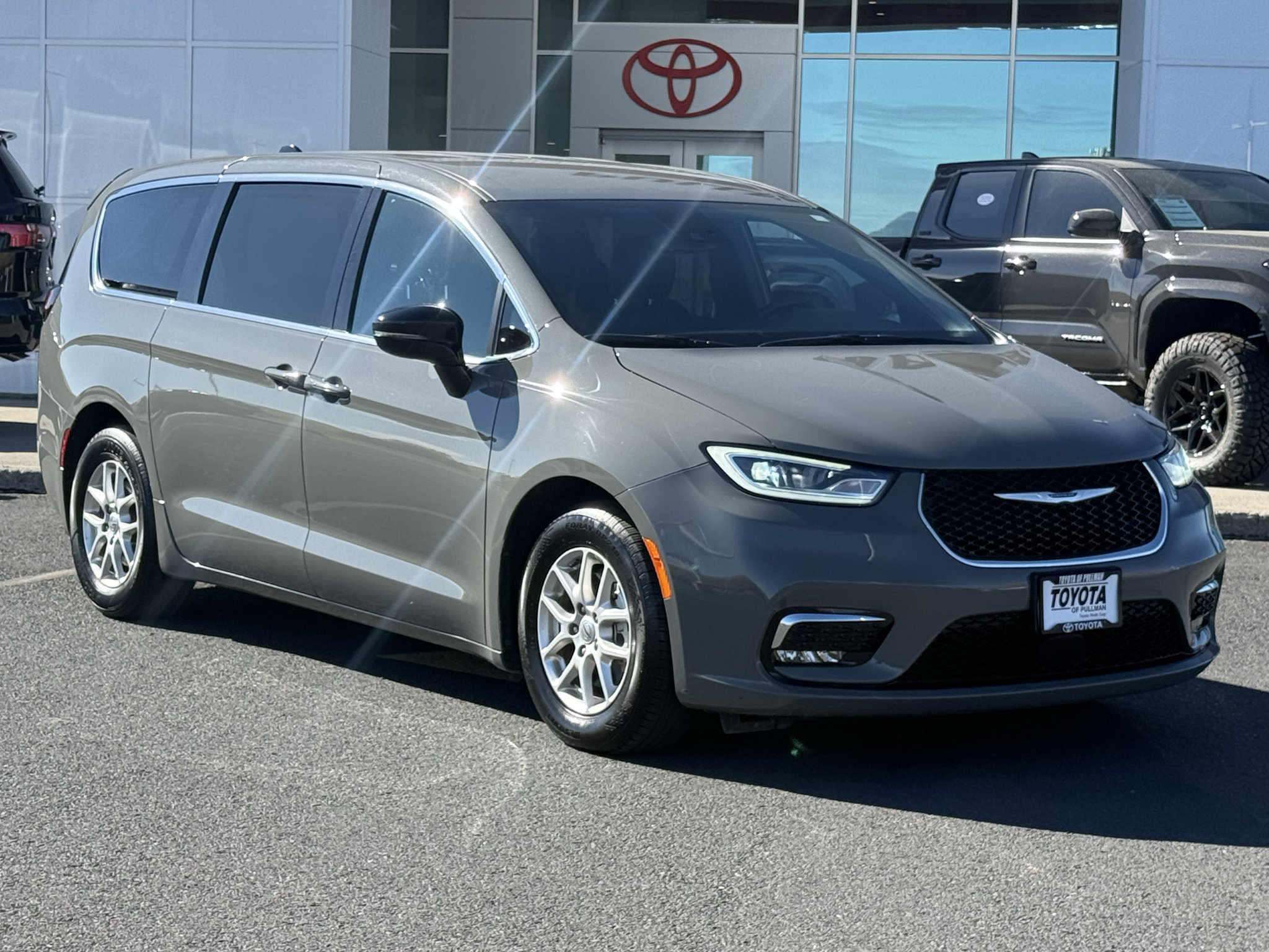 Used 2025 Chrysler Pacifica Select FWD image 2