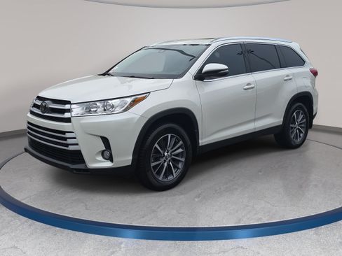 Used 2019 Toyota Highlander XLE AWD/4WD image 1