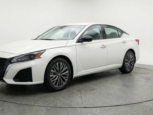 Used 2025 Nissan Altima 2.5 SV image 3