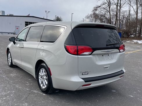 Used 2017 Chrysler Pacifica Touring image 3
