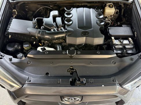Used 2018 Toyota 4Runner SR5 AWD/4WD image 3