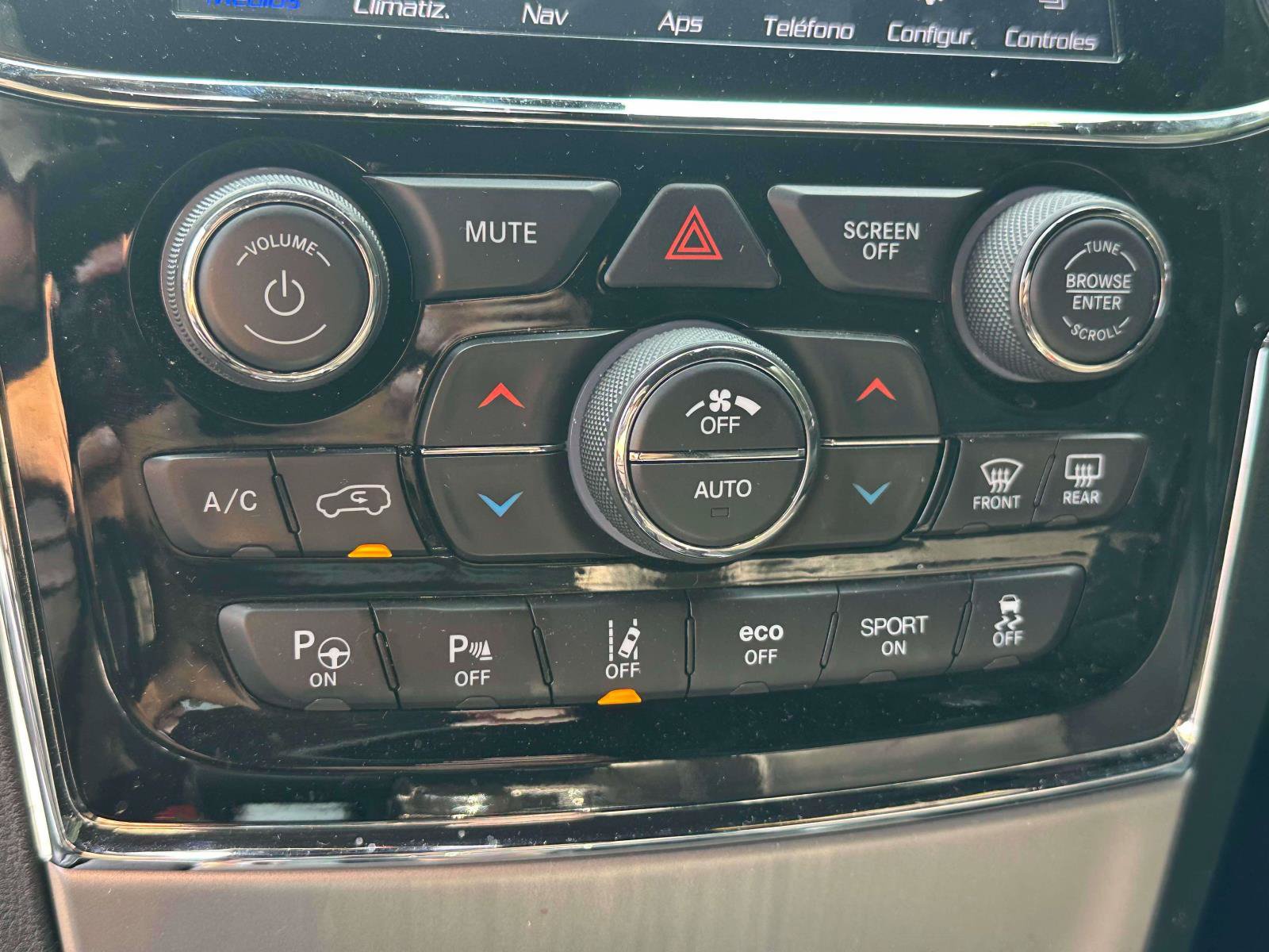 Used 2019 Jeep Grand Cherokee Overland AWD/4WD image 24
