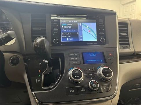 Used 2018 Toyota Sienna XLE AWD/4WD image 18