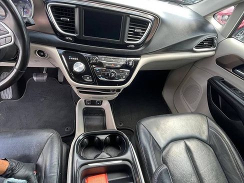Used 2018 Chrysler Pacifica Touring-L FWD image 9