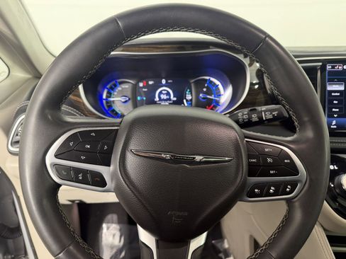 Used 2023 Chrysler Pacifica Limited image 23