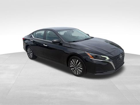 Used 2025 Nissan Altima 2.5 SV FWD image 8