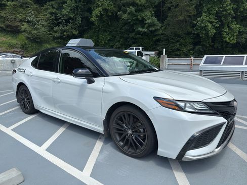 Used 2024 Toyota Camry XSE FWD image 3