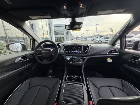 New 2026 Chrysler Pacifica Limited image 26