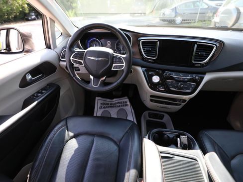 Used 2018 Chrysler Pacifica Touring-L Plus w/ Tire & Wheel Group FWD image 17