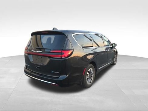 Used 2023 Chrysler Pacifica Limited image 5