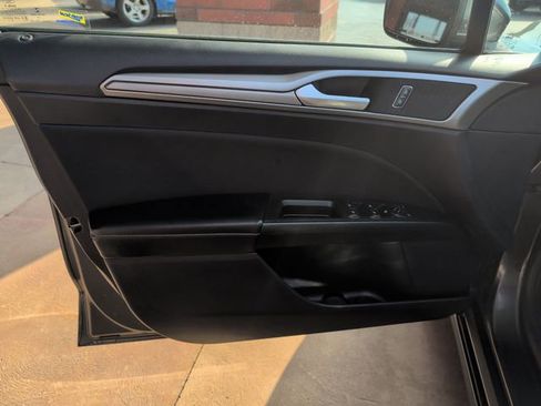 Used 2019 Ford Fusion SE FWD image 11