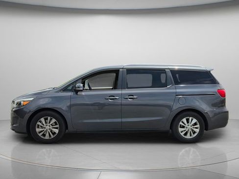 Used 2017 Kia Sedona LX w/ LX Essentials Premium Package FWD image 3