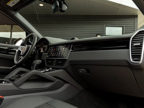 Used 2023 Porsche Cayenne image 46