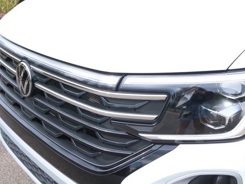 Used 2025 Volkswagen Atlas Peak Edition SE image 12