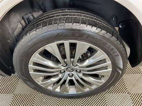 Used 2023 Toyota Venza Limited AWD/4WD image 6