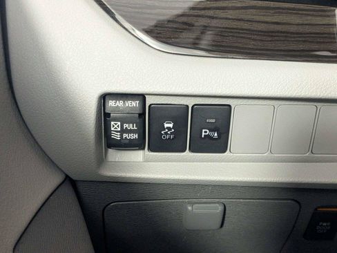 Used 2020 Toyota Sienna XLE w/ XLE Navigation Package FWD image 18