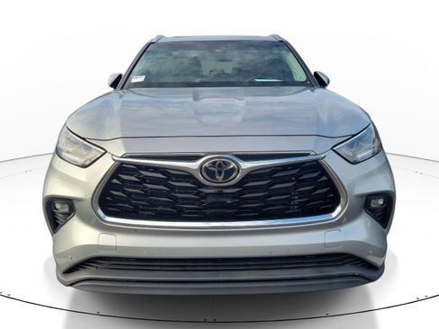 Used 2023 Toyota Highlander Limited FWD image 2