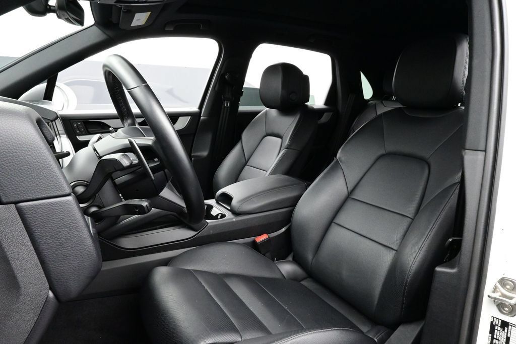 Certified 2024 Porsche Cayenne AWD/4WD image 5