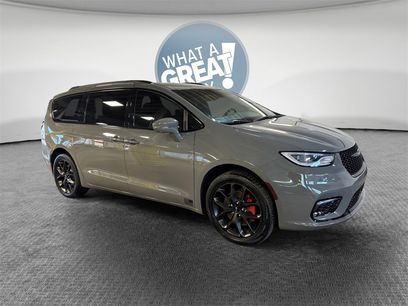 Used 2022 Chrysler Pacifica Touring-L w/ Uconnect Theater Family Group