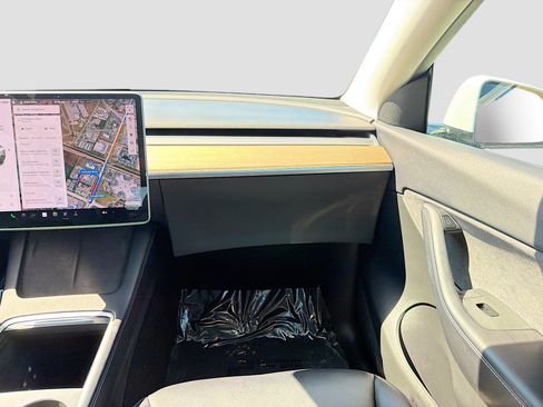 Used 2021 Tesla Model Y Performance image 19