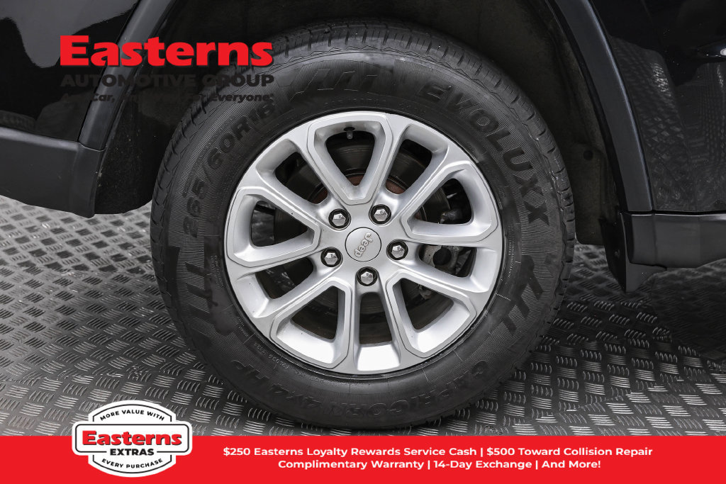 Used 2021 Jeep Grand Cherokee Laredo AWD/4WD image 32