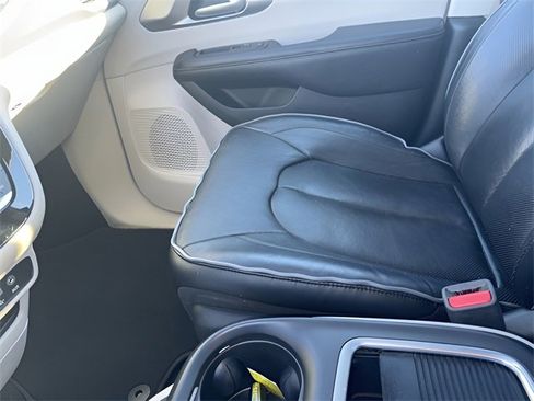 Used 2018 Chrysler Pacifica Limited image 17