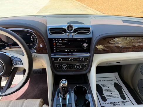 Used 2025 Bentley Bentayga image 4