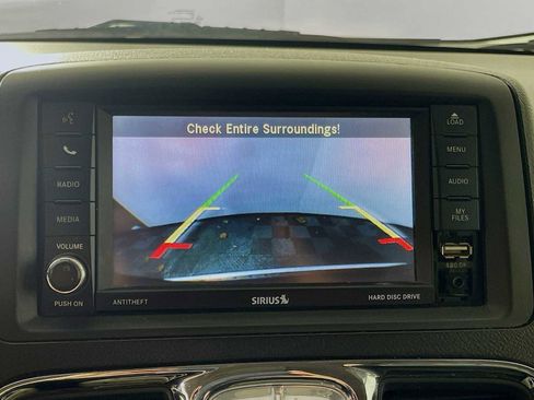 Used 2015 Chrysler Town & Country Touring image 11