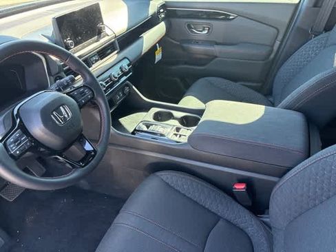 Used 2025 Honda Pilot Sport image 9