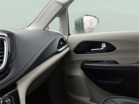 Used 2020 Chrysler Pacifica Limited w/ Advanced Safetytec Group image 20