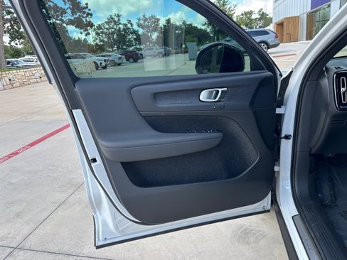 Used 2025 Volvo EX40 Core image 23