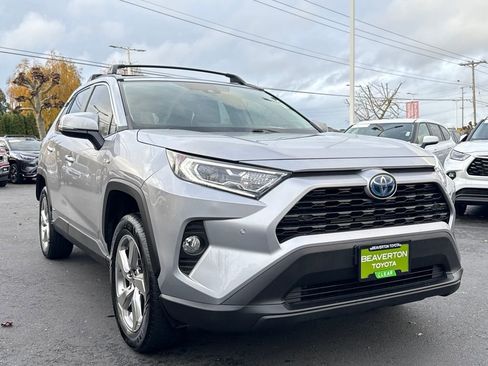 Used 2021 Toyota RAV4 XLE Premium image 8