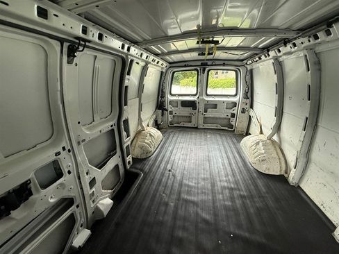 Used 2015 Chevrolet Express 2500 image 27