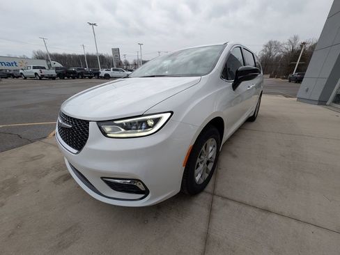 New 2026 Chrysler Pacifica Select image 8