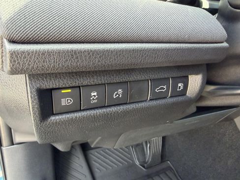 Used 2025 Toyota Camry LE w/ Convenience Package image 34