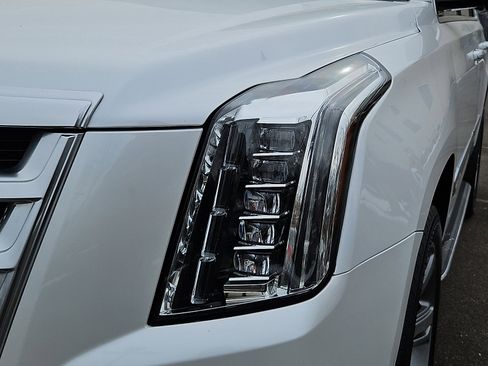 Used 2016 Cadillac Escalade Luxury image 9
