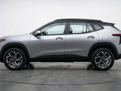 Used 2025 Chevrolet Trax LT FWD image 5