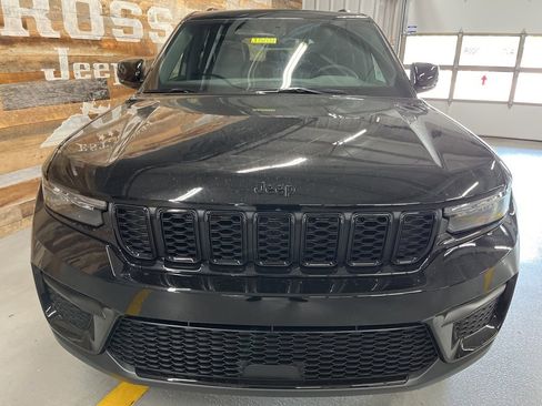 New 2025 Jeep Grand Cherokee Altitude image 8